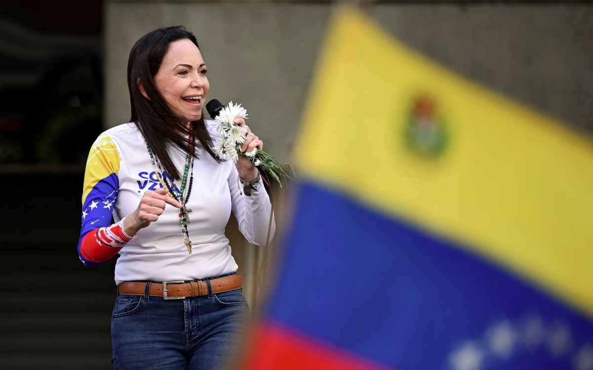 Ông Trump vui vẻ nhận huy chương giải Nobel Hòa bình từ thủ lĩnh đối lập Venezuela